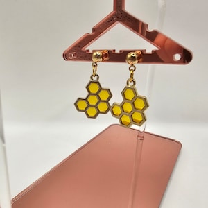 Boucles d&#39;oreilles dorées en nid d&#39;abeille