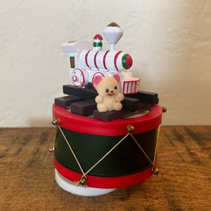 Vintage Wooden Drum Christmas Toys Wind Up Music Box Train Plays “Jingle Bells”