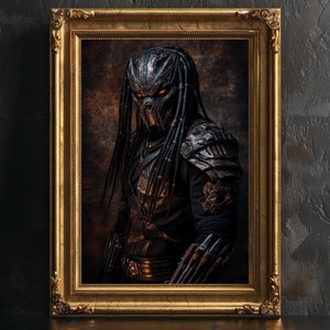 Könnte beinhalten: Ein gerahmtes Porträt eines Predator-Charakters aus dem Film-Franchise. Der Predator trägt einen schwarzen und silbernen Anzug mit einer Maske und Dreadlocks. Der Rahmen ist golden und hat einen dunklen Hintergrund.