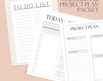 Könnte beinhalten: Eine Sammlung von drei weißen Papierblättern mit schwarzem Text, darunter eine "TO DO LIST", eine "TODAY"-Seite und ein "PROJECT PLAN". Der Text "CHECKLIST & PROJECT PLAN PACKET" wird oben rechts angezeigt. Die Seiten sind auf einem hellrosa Hintergrund angeordnet.