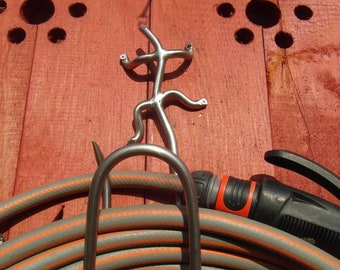 Portamanguera de jardín lagarto fabricado en acero inoxidable