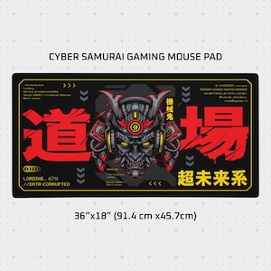 Puede incluir: Alfombrilla de ratón para juegos Cyber Samurai rectangular negra, 91,4 cm x 45,7 cm, con una ilustración de máscara de samurái en rojo y amarillo. Incluye texto japonés y gráficos tecnológicos.