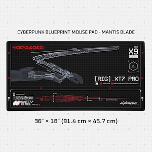 Puede incluir: Una alfombrilla de ratón rectangular negra con un plano técnico blanco de un arma Mantis Blade. El diseño incluye el texto CYBERPUNK BLUEPRINT MOUSE PAD - MANTIS BLADE, ARASAKA, RIG.XT7 PRO y unas dimensiones de 91,4 cm por 45,7 cm.