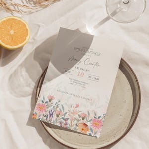 Invitación floral para despedida de soltera, plantilla personalizable, tarjeta de despedida de soltera con flores silvestres, invitación rosa para brunch, plantilla de Canva