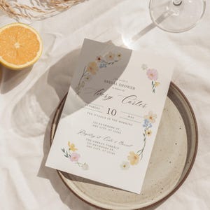 Convite para chá de panela com flores silvestres, cartão com hastes de flores, convite para chá de panela para impressão, modelo colorido de flores de primavera Canva, arquivo digital