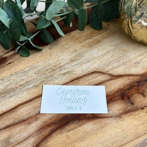 Cartão de lugar plano em relevo, cartão de casamento personalizado, escrita metálica feita à mão em relevo, cartão de nome de evento simples e elegante, cartão de 2" x 3,5"