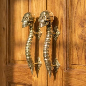 Puede incluir: Un letrero de madera rústica con el texto "Welcome to our home" en letras blancas. El letrero presenta un acabado envejecido y un diseño sencillo y acogedor, perfecto para un porche o entrada.