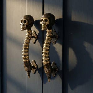 Massief messing schedel skelet deurkruk paar, Balinees interieur, gotisch decor,