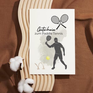 digitaler Gutschein zum Paddle Tennis auf Holzbrett dekoriert