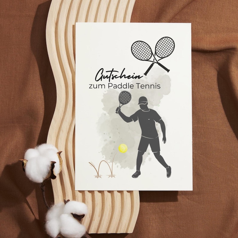 digitaler Gutschein zum Paddle Tennis auf Holzbrett dekoriert