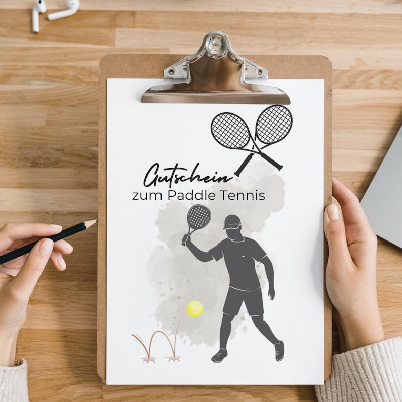 digitaler Gutschein zum Paddle Tennis im Klemmbrett