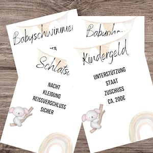 Op de afbeelding: Twee witte kaarten met tekst en illustraties. Eén kaart zegt "Babyschwimmer" en "Schlatsi" met de woorden "NACHT, KLEIDUNG, REISSVERSCHLUSS, SICHER". De andere kaart zegt "Babynho... Kindergeld" met de woorden "UNTERSTÜTZUNG, STAAT, ZUSCHUSS, CA. 200€". Beide kaarten hebben een koala-illustratie.