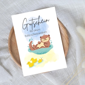 Op de afbeelding: Een cadeaubon met de Duitse tekst "Gutschein für einen Babyschwimmkurs" met een cartoon otter die ontspant in een blauw zwembad. Twee gele badeendjes zwemmen eronder. De achtergrond heeft blauwe en gele aquarelwashes.