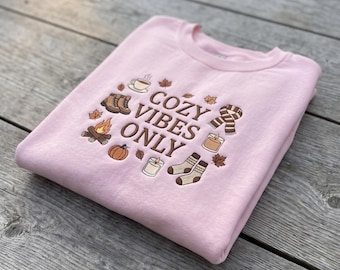 Felpa ricamata "Cozy Vibes Only", girocollo con estetica autunnale, felpa con cappuccio a tema zucca autunnale, maglietta per la stagione accogliente, regalo per amanti dei libri, regalo per lei
