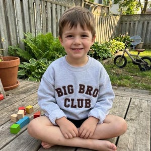 Sudadera bordada del Club de Hermanos Mayores, atuendo para anunciar el nacimiento de un hermano, sudadera con atuendo para anunciar el nacimiento de un hermano, regalo para bebé imagen 2