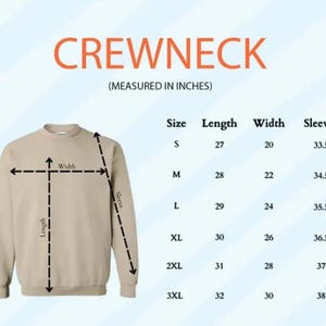 Puede incluir: Sudadera beige de cuello redondo con una tabla de tallas en pulgadas. La tabla detalla las medidas de largo, ancho y manga para las tallas S a 3XL. La palabra "CREWNECK" se muestra en la parte superior.