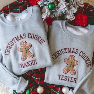 Broderad jultröja med kakbakare, jultröja med kakprovning, jultröja med rund hals, personlig julklapp