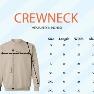 Op de afbeelding: Een beige crewneck sweatshirt met afmetingen in inches. De tekst "CREWNECK" wordt bovenaan weergegeven. Afmetingen voor lengte, breedte en mouw worden geleverd voor de maten S t/m 3XL.