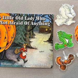 以下が含まれることがあります： リンダ・ウィリアムズ著、メガン・ロイド挿絵による「The Little Old Lady Who Was Not Afraid Of Anything」というタイトルの本。本の表紙には、森の中を歩く女性と、手前に2つのジャック・オ・ランタンの南瓜が描かれている。本の表紙は、幽霊、緑色のモンスターの足、ジャック・オ・ランタン、茶色のブーツ、白い手袋と黒いシルクハットの切り抜き画像で囲まれている。