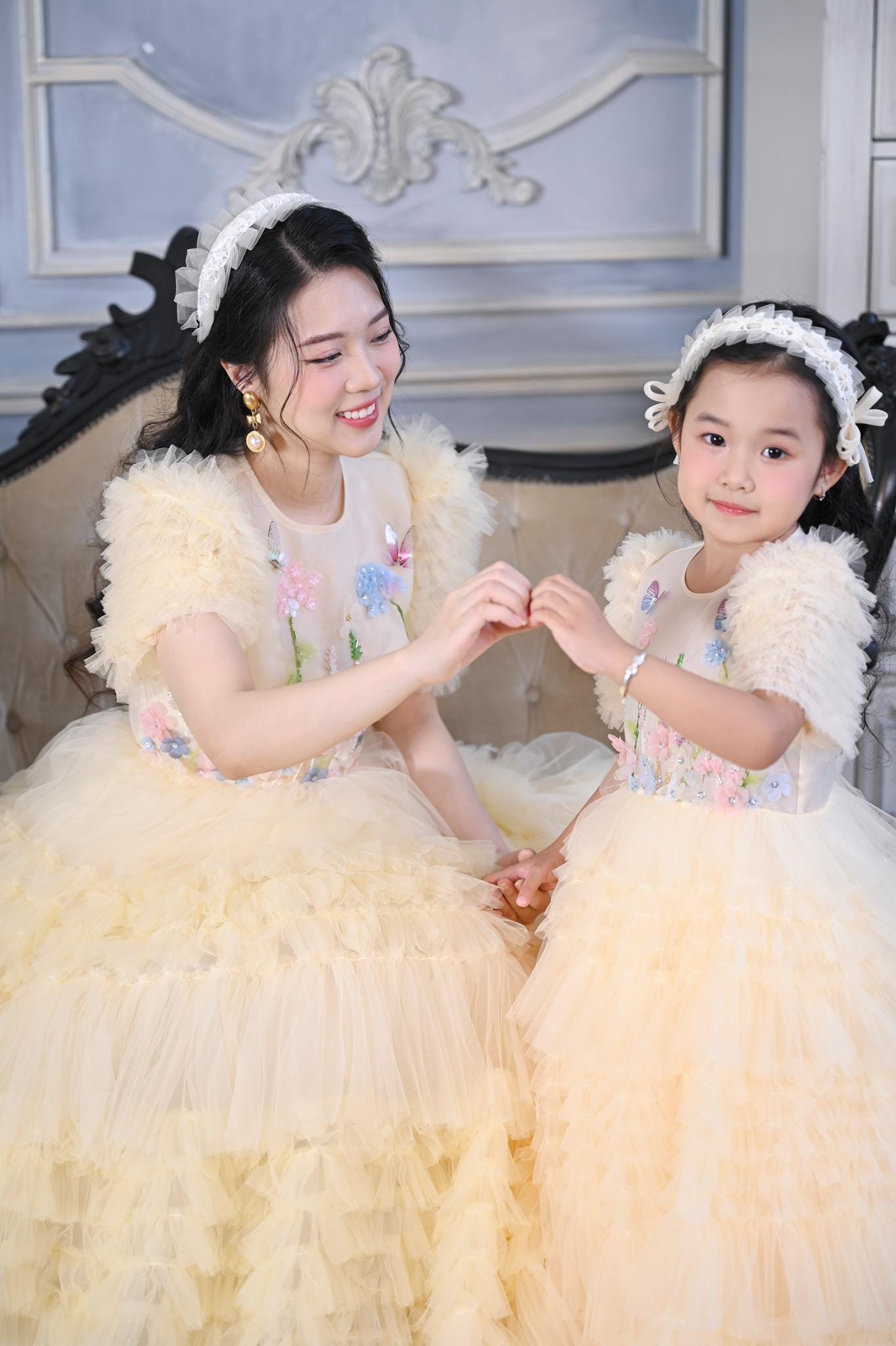 パステルイエローのチュールプリンセスドレス、3Dフローラルアップリケ 
