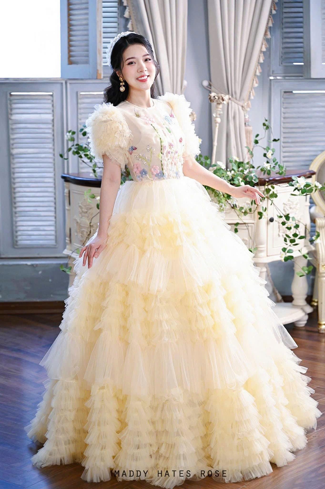 パステルイエローのチュールプリンセスドレス、3Dフローラルアップリケ 
