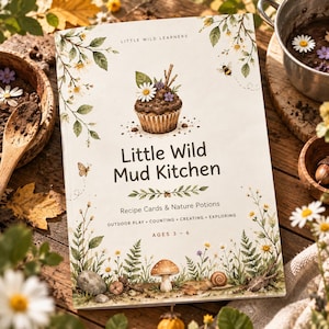 Może przedstawiać: Książka w miękkiej oprawie zatytułowana Little Wild Mud Kitchen z podtytułem Recipe Cards & Nature Potions. Okładka zawiera akwarelową ilustrację błotnej babeczki, polnych kwiatów, grzyba, ślimaka i pszczoły dla dzieci w wieku 3-6 lat.