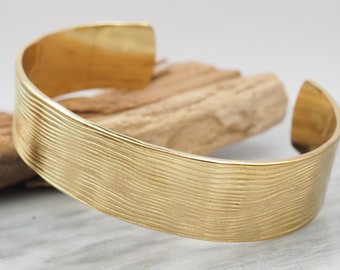 Gold Bracelet Cuff - "The Wave" - Stainless steel in Gold color - Bracelet for women - Gift for Woman - Gift for Her - Anniversary Gold Gift