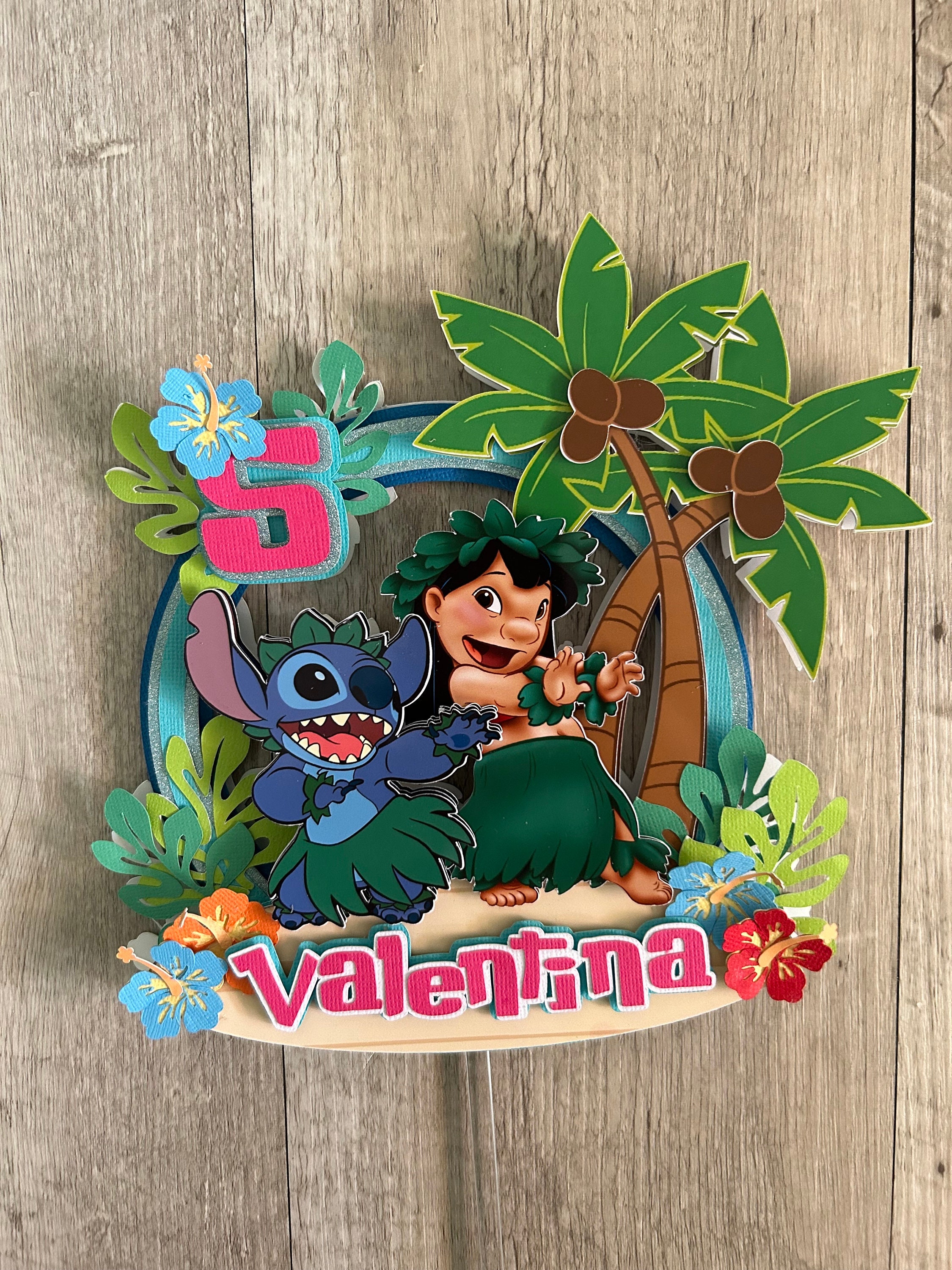 Décoration pour gâteau Disney Lilo et Stitch. Lilo et sa sœur Nami dansent  avec une décoration pour centre de table Stitch. Un excellent souvenir pour  vos souvenirs. -  France