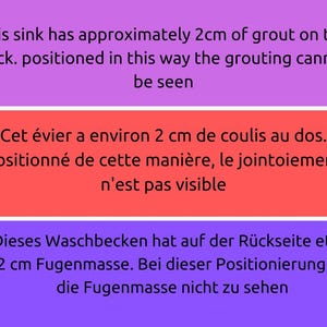 May include: A close-up of text in three languages describing a sink with approximately 2 cm of grout on the back. The text reads: "This sink has approximately 2cm of grout on the back. positioned in this way the grouting cannot be seen", "Cet &eacute;vier a environ 2 cm de coulis au dos. positionn&eacute; de cette mani&egrave;re, le jointoiement n'est pas visible", and "Dieses Waschbecken hat auf der R&uuml;ckseite etwa 2 cm Fugenmasse. Bei dieser Positionierung ist die Fugenmasse nicht zu sehen".