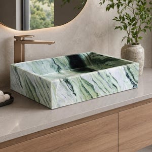 Lavabo rettangolare da appoggio in marmo Verde Sangrilla, con eleganti venature verdi, bianche e scure, ideale per arredare un bagno moderno e raffinato.
