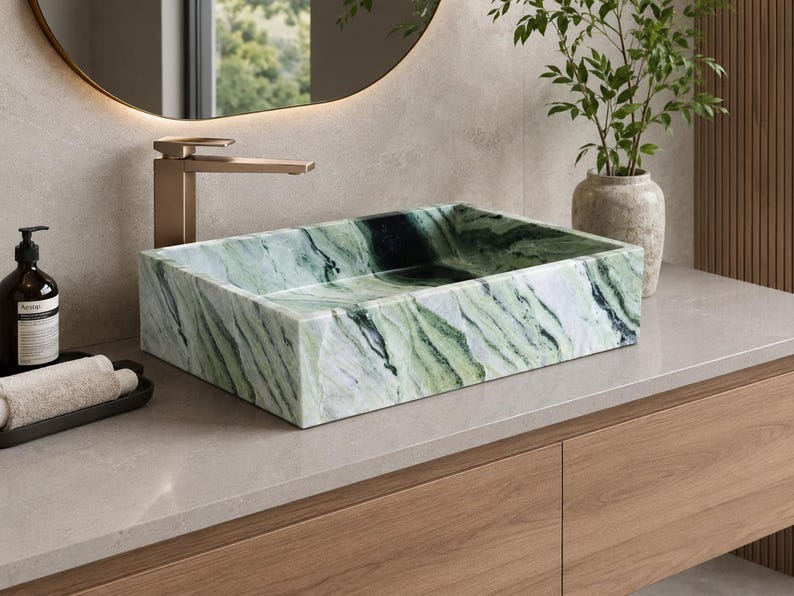 Lavabo rettangolare da appoggio in marmo Verde Sangrilla, con eleganti venature verdi, bianche e scure, ideale per arredare un bagno moderno e raffinato.