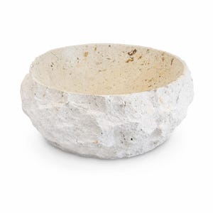 Lavabo da appoggio rotondo in marmo beige naturale con interno levigato ed esterno grezzo su sfondo bianco
