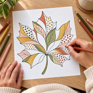 Könnte beinhalten: Ein quadratisches Blatt Papier mit einer großen, stilisierten Ahornblatt-Illustration, die in Abschnitte unterteilt ist. Das Blatt ist in Orange-, Gelb-, Grün- und Rosatönen koloriert und enthält Punkt- und Linienmuster in den Segmenten.