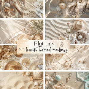 Pode incluir: Uma coleção de 20 maquetes com tema de praia, apresentando vários itens como chapéus de palha, conchas e tecido branco em um fundo arenoso. O texto "Flat Lay 20 Beach Themed Mockups" é exibido no centro da imagem.