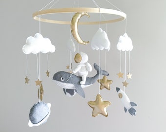 Space babymobiel, kinderkamerdecoratie met walvis, astronaut, planeet, maan en sterren mobiel, babyshowercadeau