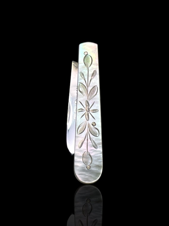 An antique Victorian mother of pearl and silver pocket knife. Made in 1892 by English Silversmith Thomas Marpels, London.
