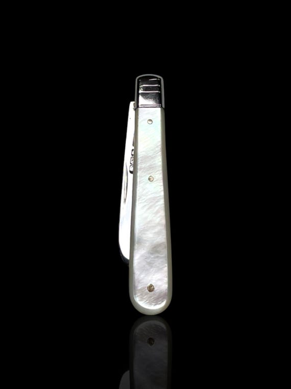 A fine quality vintage sterling silver and mother of pearl pocket knife. Made in 1936 by H D Cox, Birmingham, England.