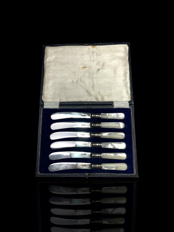 A set of 6 silver plate mother of pearl butter knives. Circa 1900. Cased.