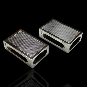 Un raffinato e raro paio di scatole per fiammiferi inglesi in argento sterling. Realizzato nel 1938 dall'argentiere G Bryan & Co.