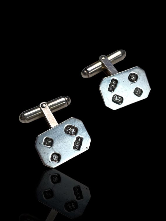 Vintage sterling silver cufflinks featuring English sterling silver hallmarks. Made in 1947 by renowned silversmiths Mappin & Webb.
