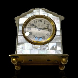 Eine seltene in der Schweiz hergestellte Perlmuttuhr von Solomax Watch Company. Sehr guter Zustand. Um 1910.