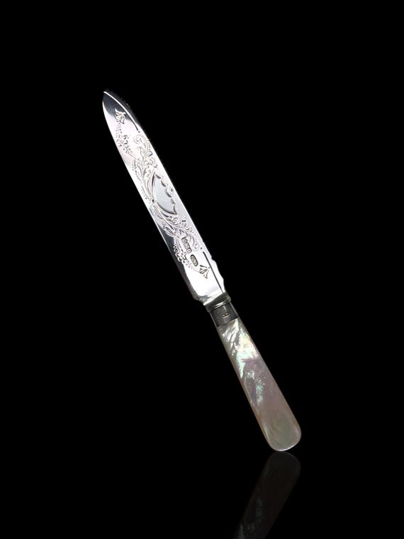 A fine and large antique sterling silver and mother of pearl bread knife. Made in 1909 by English silversmith James Lewis & Sons.