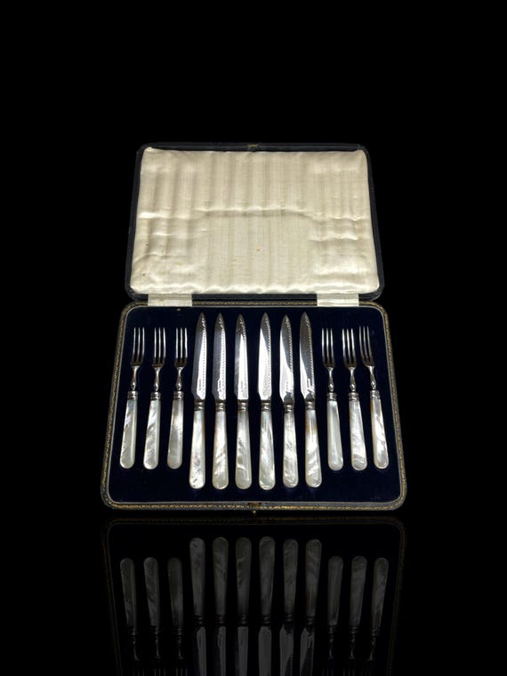 A complete mother of pearl cutlery set. Approximately 1930s. Cased