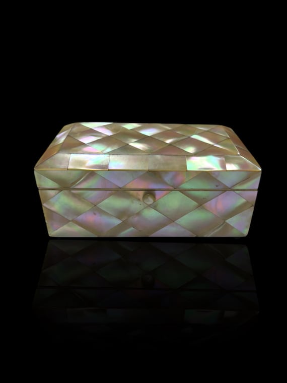 A 19th-century Anglo-Indian mother of pearl sewing or trinket box likely made in the early-to-mid Victorian period (circa 1850–1870).