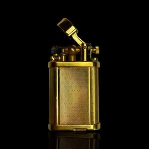 A fine and rare gold plated vintage Dunhill lighter. Excellent working condition.
