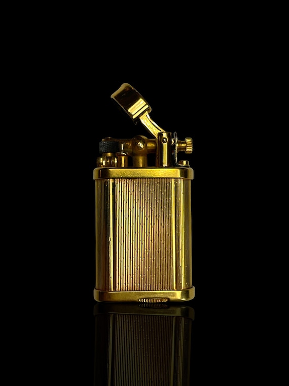A fine and rare gold plated vintage Dunhill lighter. Excellent working condition.