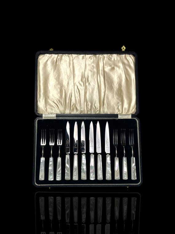 A superb vintage set of mother of pearl knives and forks by Geroge Hides. Circa 1930s, England. Cased.