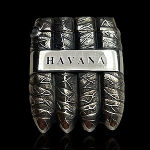 4 本のハバナ葉巻の形をした、特別な銀製のベスタ (マッチ ストライカー)。両面に「Havana」の文字が刻まれています。ヒンジ付きの蓋。