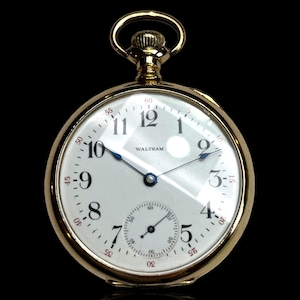 Bellissimo orologio da tasca Waltham placcato in oro. Include un supporto che consente di esporre l&#39;oggetto come orologio da scrivania.