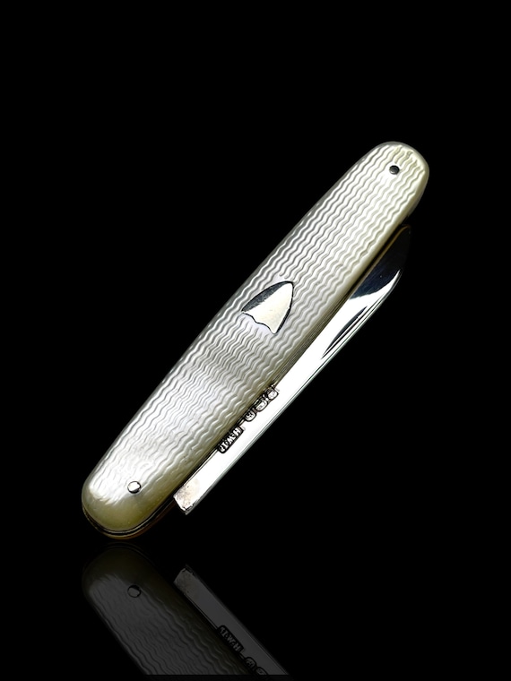 A fine quality antique mother of pearl and sterling silver folding pocket knife. Dated 1925. Made by English Silversmith Henry Williamson.